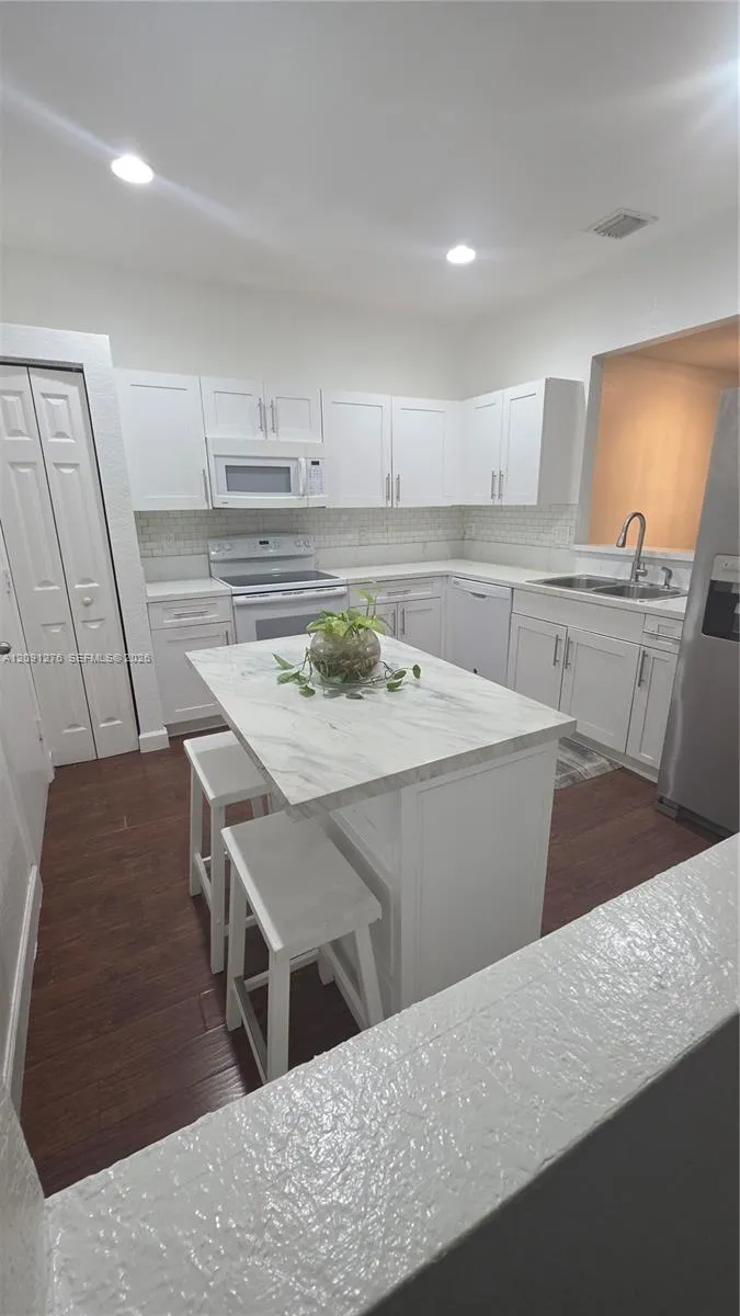 Foto de propiedad en 8972 NW 54th Street, Sunrise, FL 33351 Sunrise con MLS# 