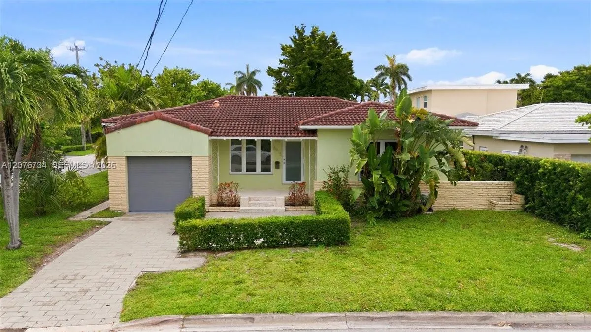 Foto de propiedad en 8975 Froude Avenue, Surfside, FL 33154 Surfside con MLS# 