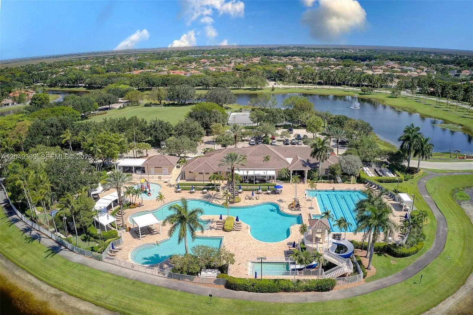 Foto de propiedad en 899 Phoenix Way, Weston, FL 33327 Weston con MLS# 
