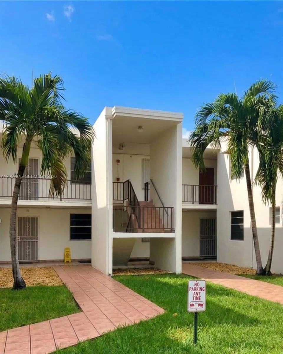 Foto de propiedad en 8990 SW 24th Street 19, Miami, FL 33165 Miami con MLS# 
