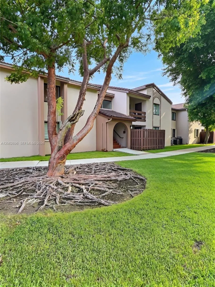 Foto de propiedad en 8999 SW 123rd Court 210, Miami, FL 33186 Miami con MLS# 