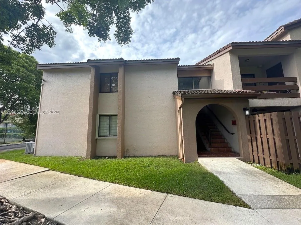 Foto de propiedad en 8999 SW 123rd Court 212, Miami, FL 33186 Miami con MLS# 