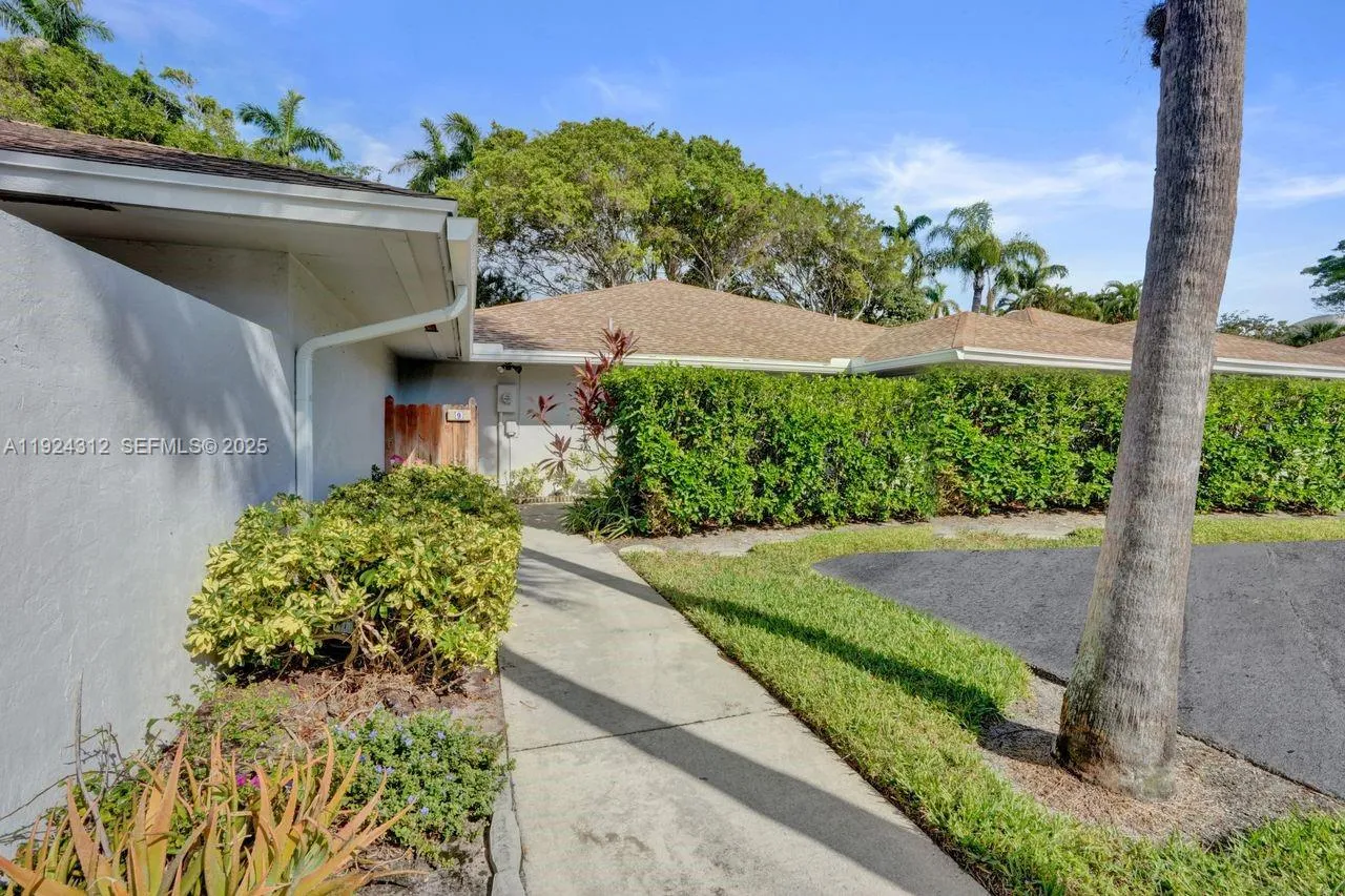 Foto de propiedad en 9 S Lakeshore Drive, Hypoluxo, FL 33462 Hypoluxo con MLS# 