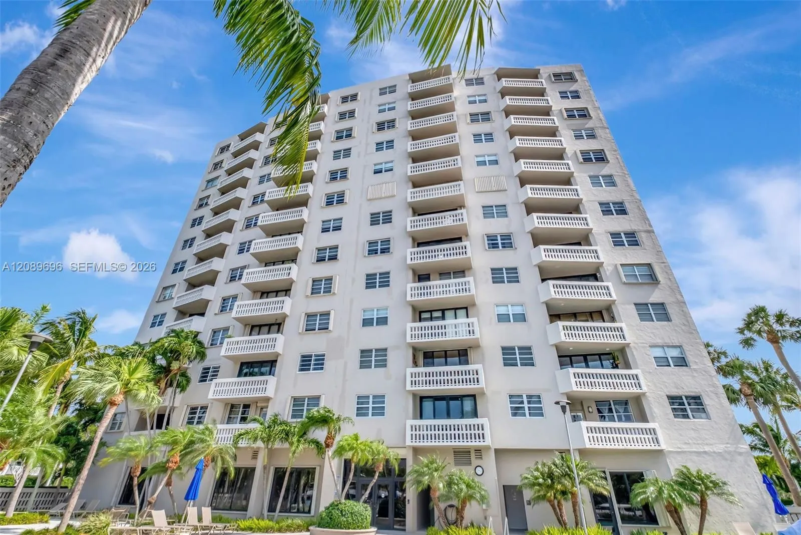 Foto de propiedad en 90 Edgewater Drive 327, Coral Gables, FL 33133 Coral Gables con MLS# 