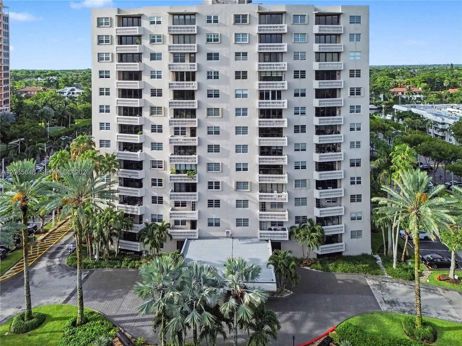 Foto de propiedad en 90 Edgewater Drive 818, Coral Gables, FL 33133 Coral Gables con MLS# 