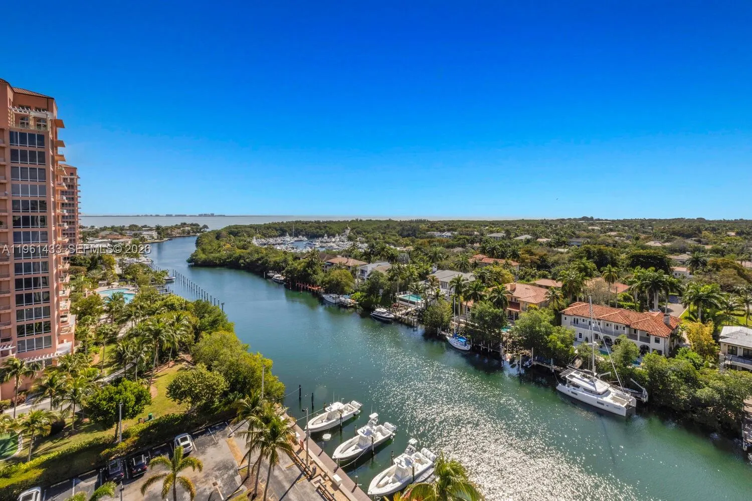 Foto de propiedad en 90 Edgewater Drive PH25, Coral Gables, FL 33133 Coral Gables con MLS# 