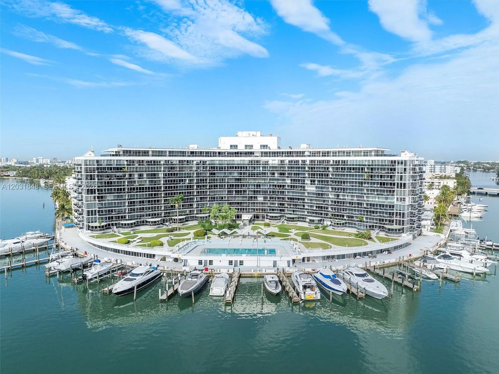 Foto de propiedad en 900 Bay Drive 122, Miami Beach, FL 33141 Miami Beach con MLS# 