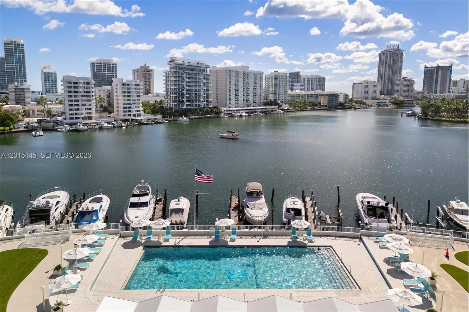 Foto de propiedad en 900 Bay Drive, Miami Beach, FL 33141 Miami Beach con MLS# 