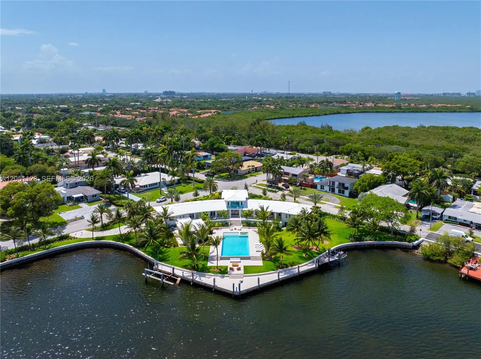 Foto de propiedad en 900 N Northlake Drive, Hollywood, FL 33019 Hollywood con MLS# 