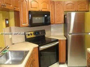 Foto de propiedad en 900 NE 209th Terrace 104-31, Miami, FL 33179 Miami con MLS# 