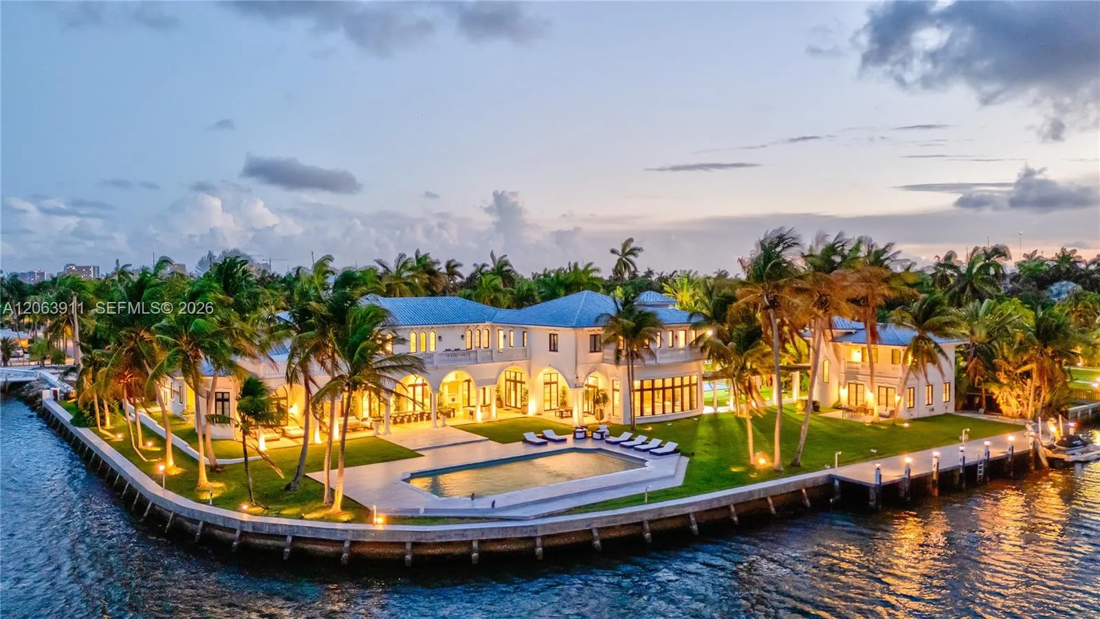 Foto de propiedad en 900 S Northlake Drive, Hollywood, FL 33019 Hollywood con MLS# 