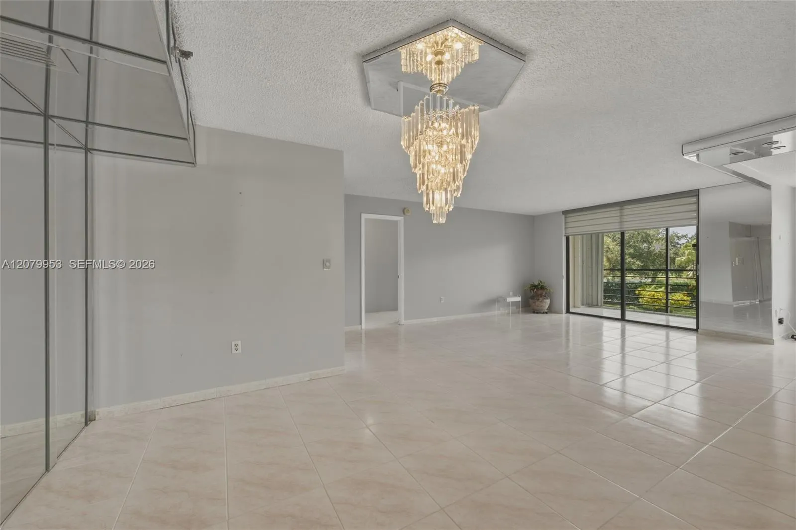 Foto de propiedad en 900 Saint Charles Place 310, Pembroke Pines, FL 33026 Pembroke Pines con MLS# 