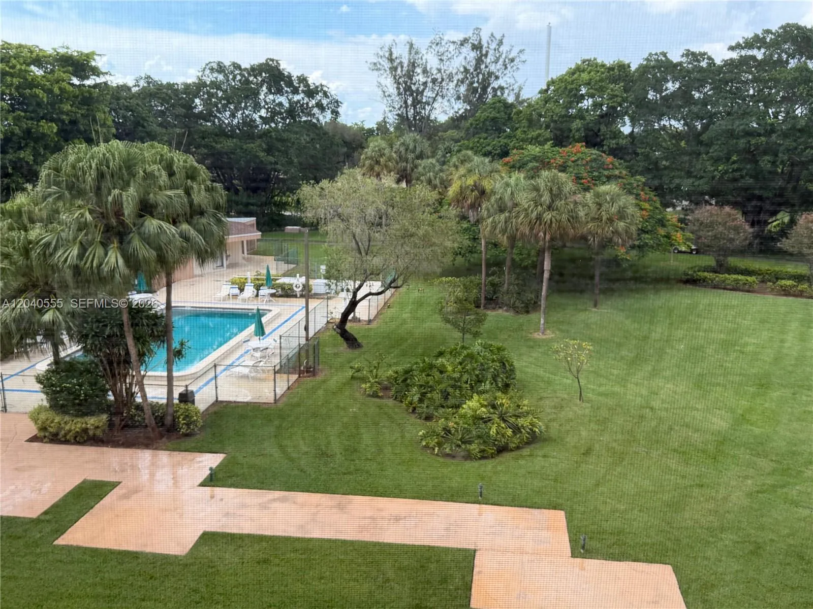 Foto de propiedad en 900 Saint Charles Place 407, Pembroke Pines, FL 33026 Pembroke Pines con MLS# 