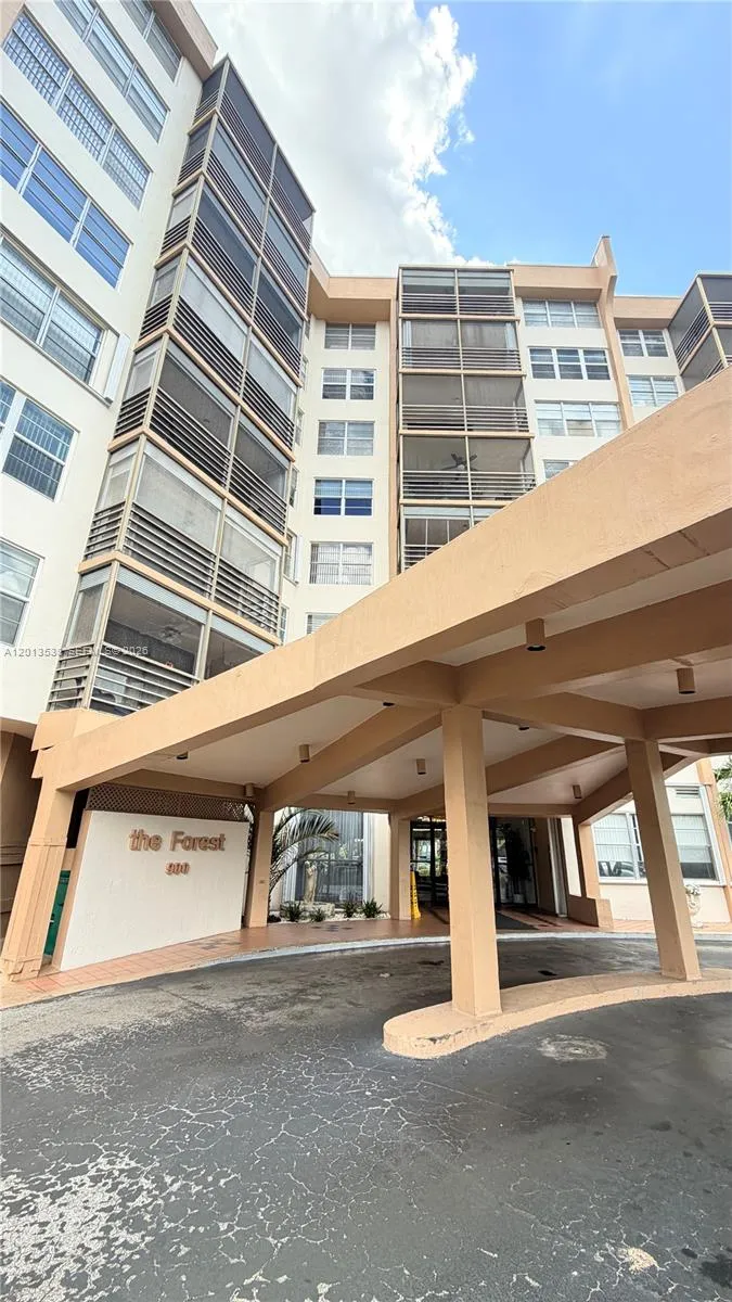 Foto de propiedad en 900 Saint Charles Place 520, Pembroke Pines, FL 33026 Pembroke Pines con MLS# 