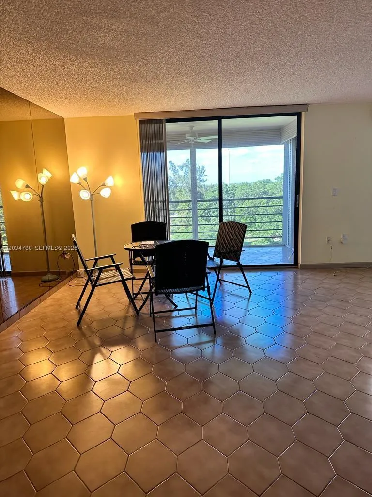 Foto de propiedad en 900 Saint Charles Place 708, Pembroke Pines, FL 33026 Pembroke Pines con MLS# 