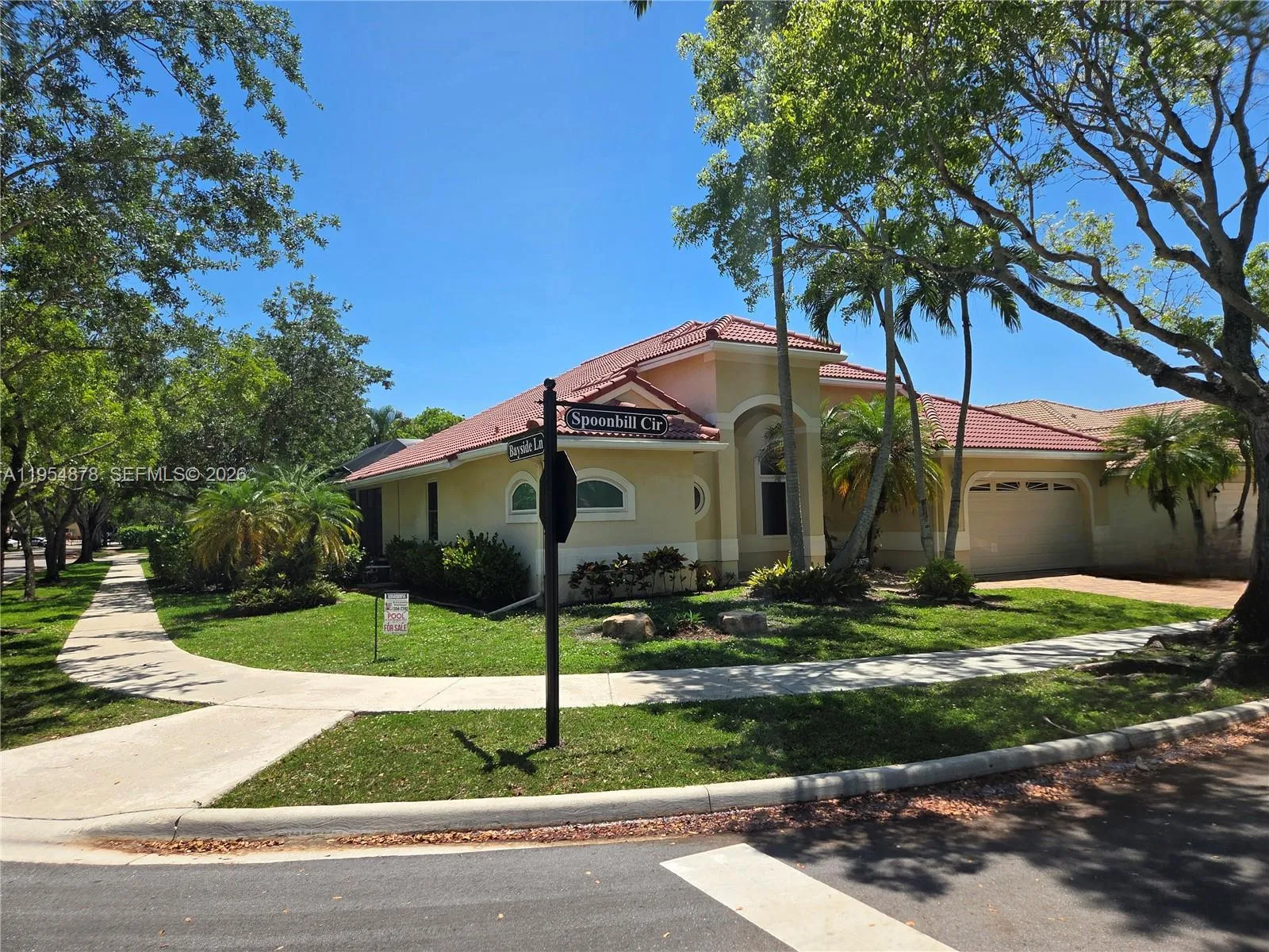 Foto de propiedad en 900 Spoonbill Circle, Weston, FL 33326 Weston con MLS# 