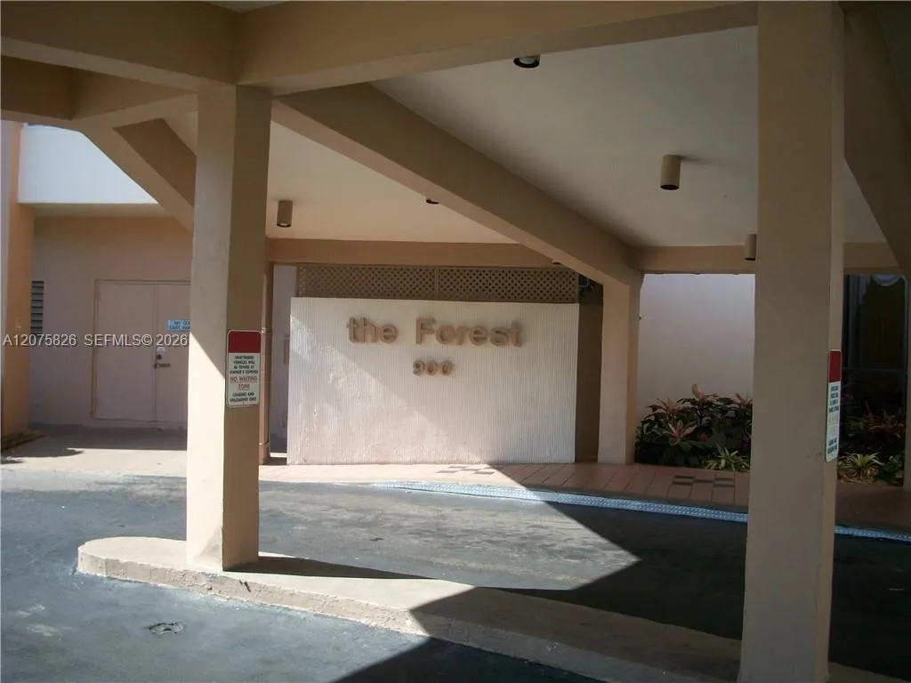 Foto de propiedad en 900 St Charles Place PH5, Pembroke Pines, FL 33026 Pembroke Pines con MLS# 