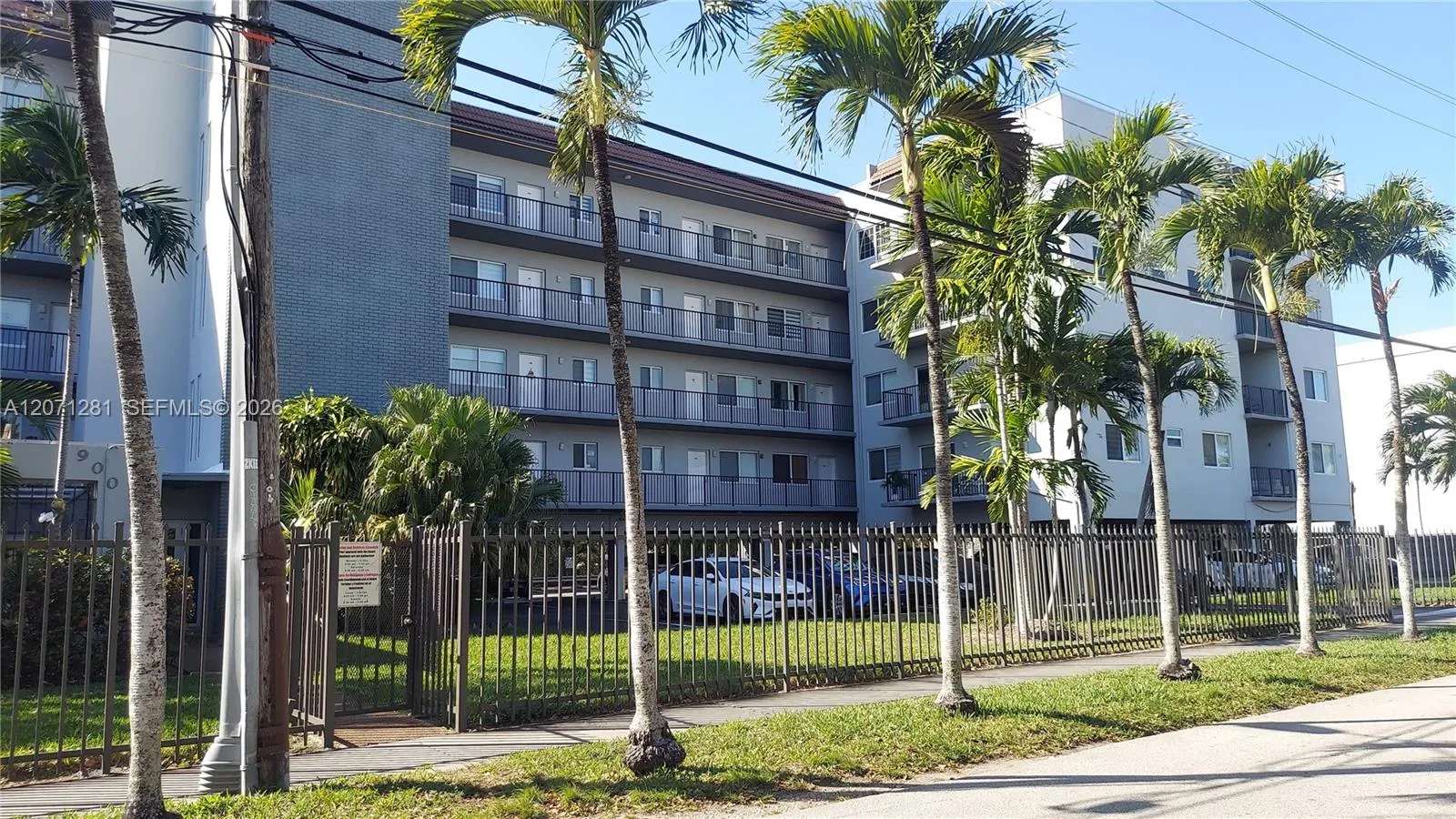 Foto de propiedad en 900 SW 84th Avenue 301E, Miami, FL 33144 Miami con MLS# 