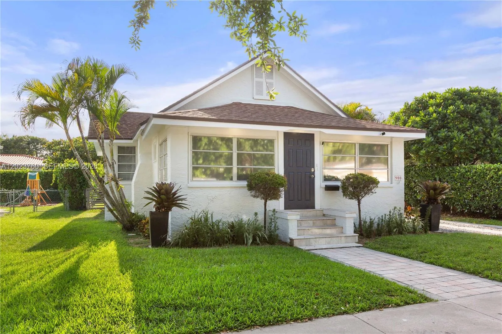 Foto de propiedad en 900 Tangier Street, Coral Gables, FL 33134 Coral Gables con MLS# 