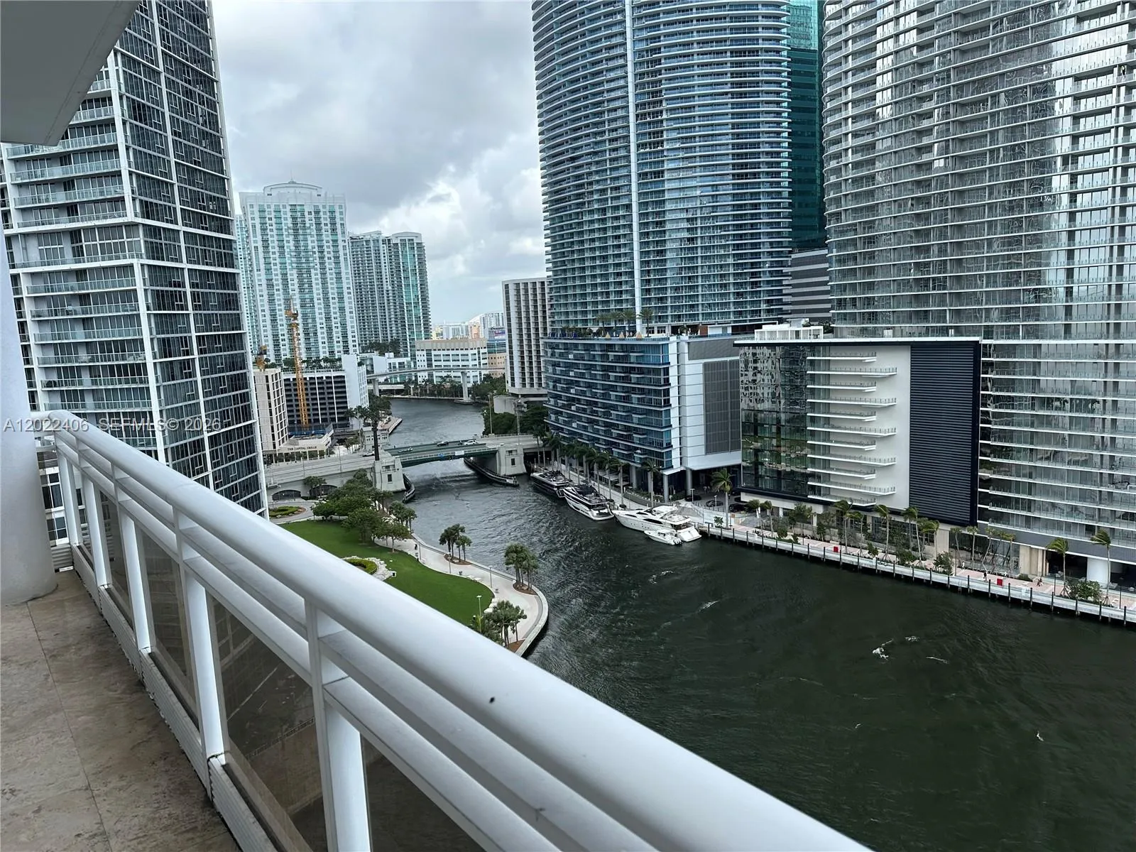Foto de propiedad en 901 Brickell Key Boulevard 2005, Miami, FL 33131 Miami con MLS#