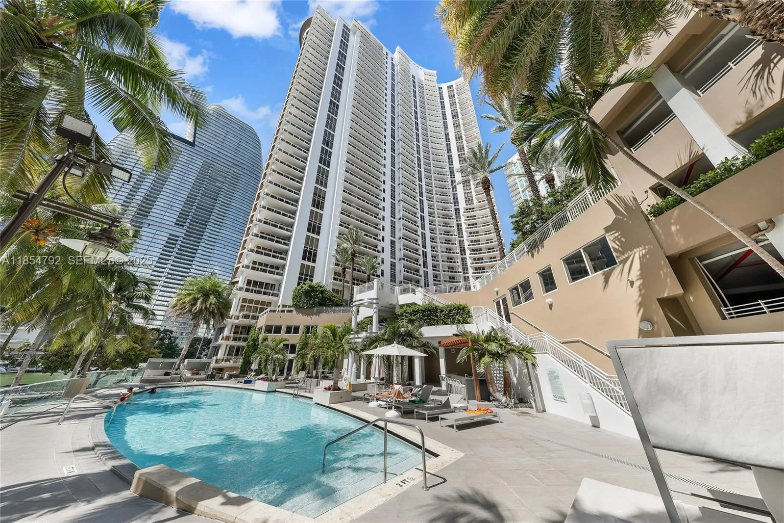 Foto de propiedad en 901 Brickell Key Boulevard 3002, Miami, FL 33131 Miami con MLS# 