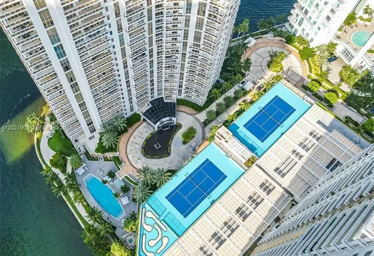 Foto de propiedad en 901 Brickell Key Boulevard 3307, Miami, FL 33131 Miami con MLS#