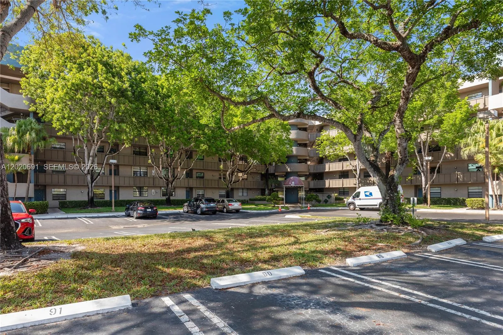 Foto de propiedad en 901 Colony Point Circle 521, Pembroke Pines, FL 33026 Pembroke Pines con MLS# 