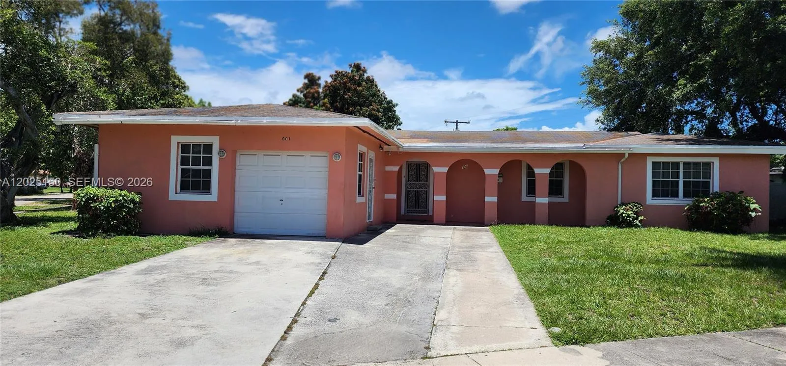 Foto de propiedad en 901 NE 160th Terrace, North Miami Beach, FL 33162 North Miami Beach con MLS# 