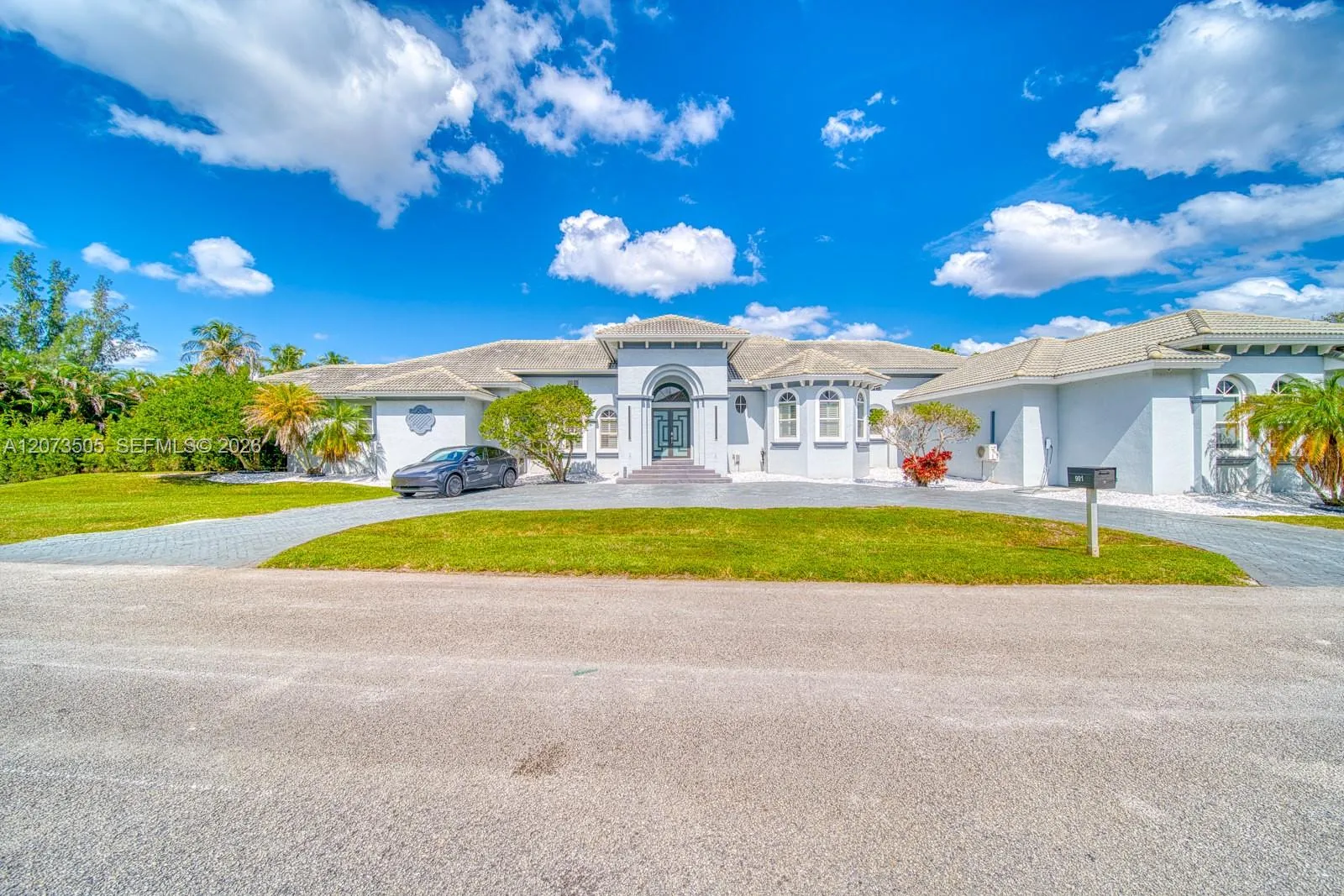Foto de propiedad en 901 NW 122nd Avenue, Plantation, FL 33325 Plantation con MLS# 
