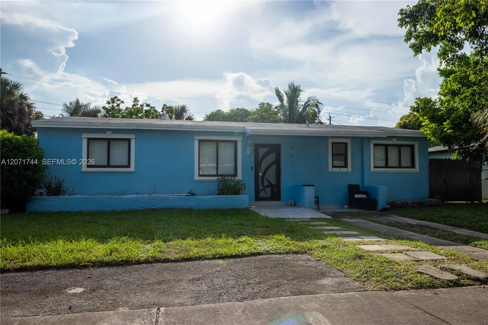 Foto de propiedad en 901 NW 33rd Drive, Lauderhill, FL 33311 Lauderhill con MLS# 