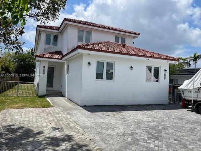 Foto de propiedad en 9010 SW 25th Street 1, Miami, FL 33165 Miami con MLS# 