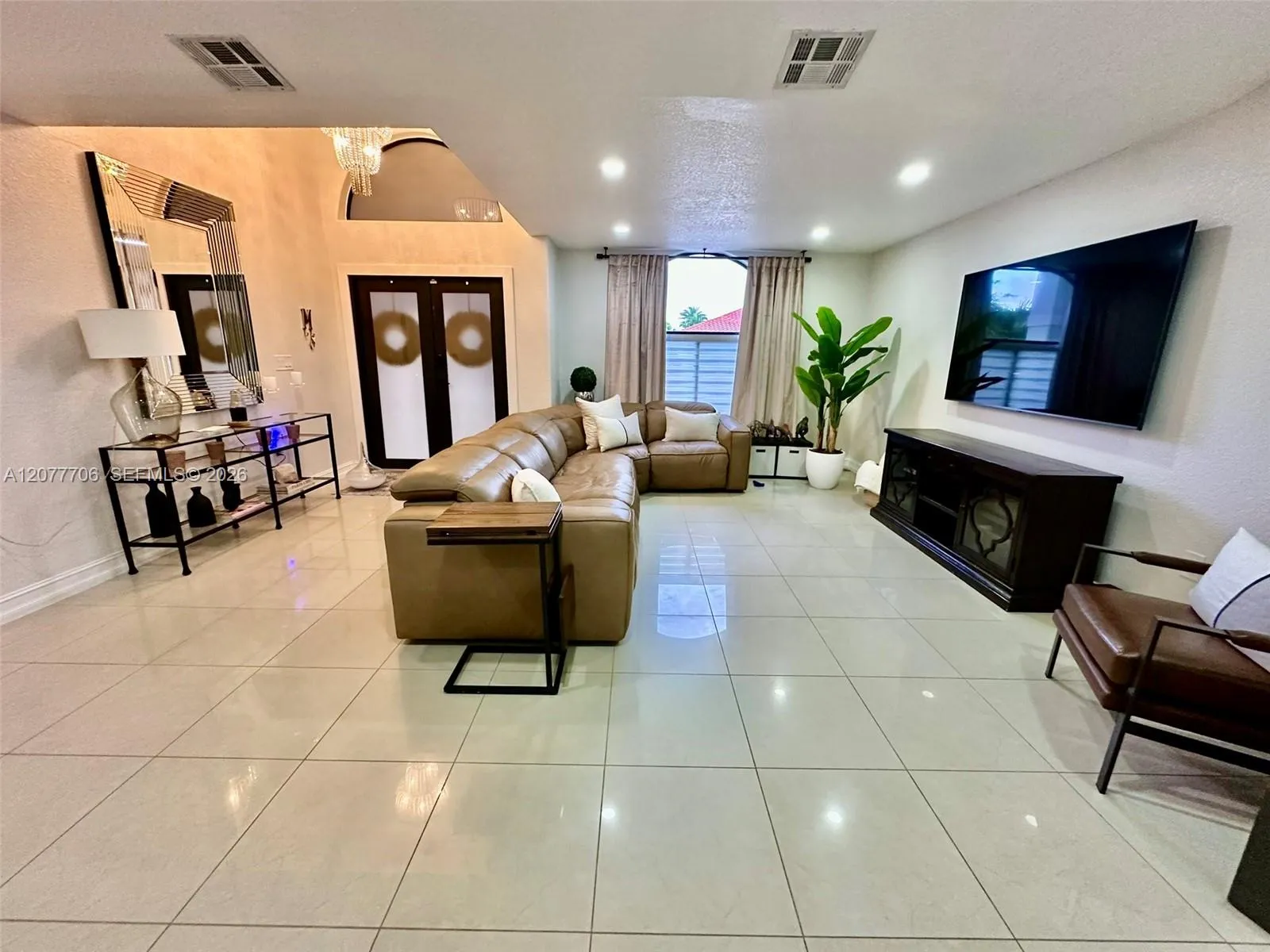 Foto de propiedad en 9021 NW 150th Terrace, Miami Lakes, FL 33018 Miami Lakes con MLS# 