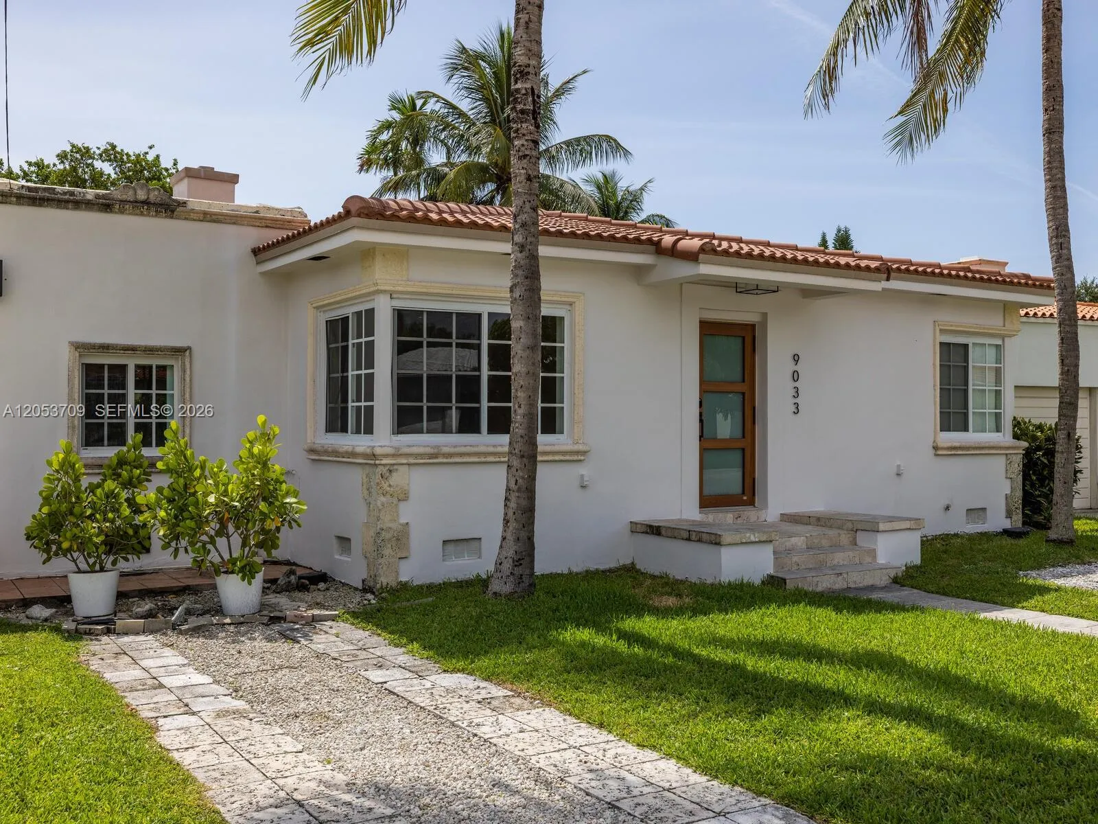 Foto de propiedad en 9033 Carlyle Avenue, Surfside, FL 33154 Surfside con MLS# 