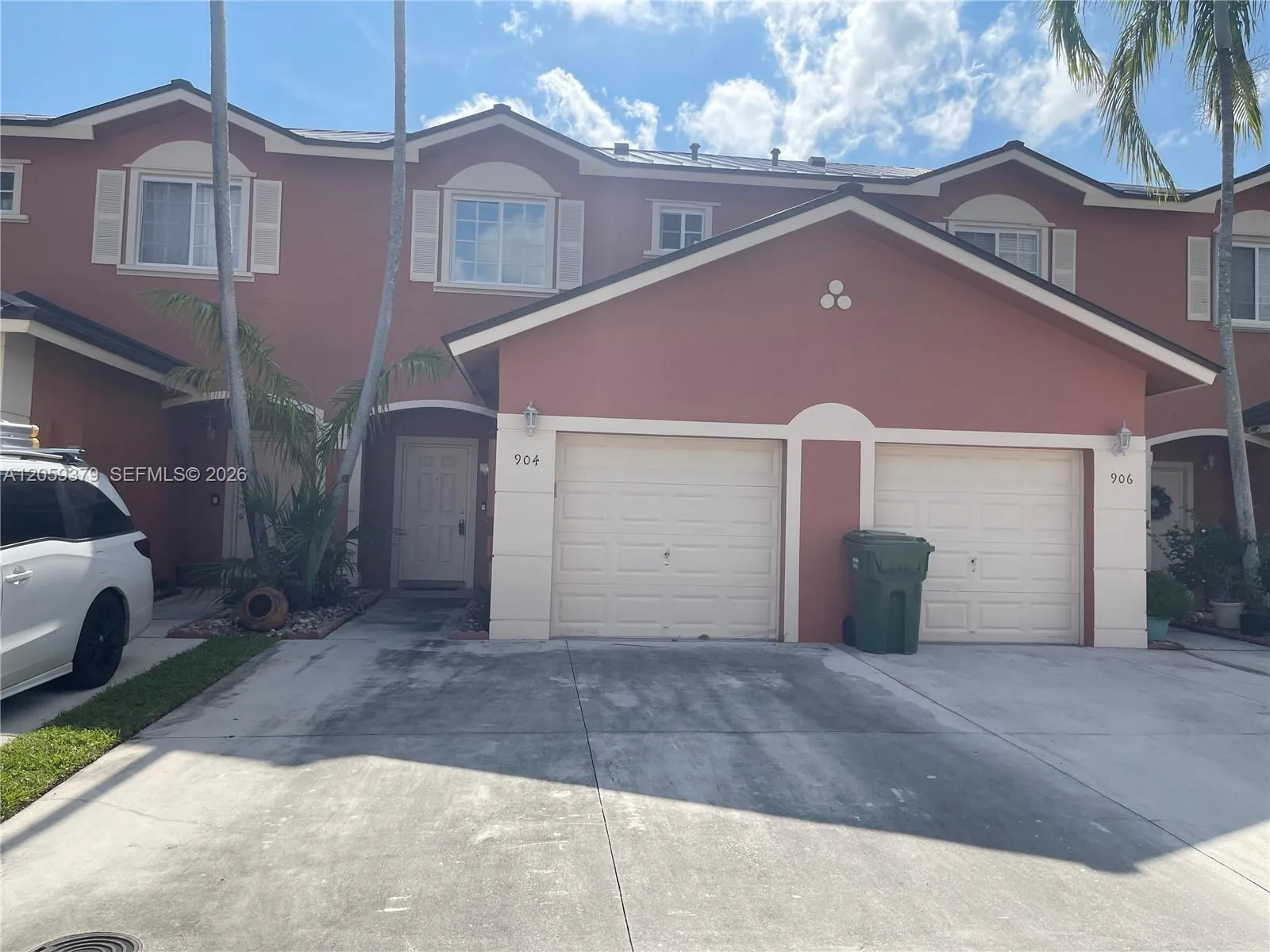 Foto de propiedad en 904 NW 100th Avenue, Pembroke Pines, FL 33024 Pembroke Pines con MLS# 