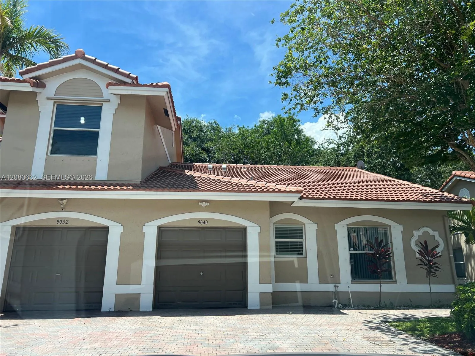 Foto de propiedad en 9040 NW 54th Street 9040, Sunrise, FL 33351 Sunrise con MLS# 