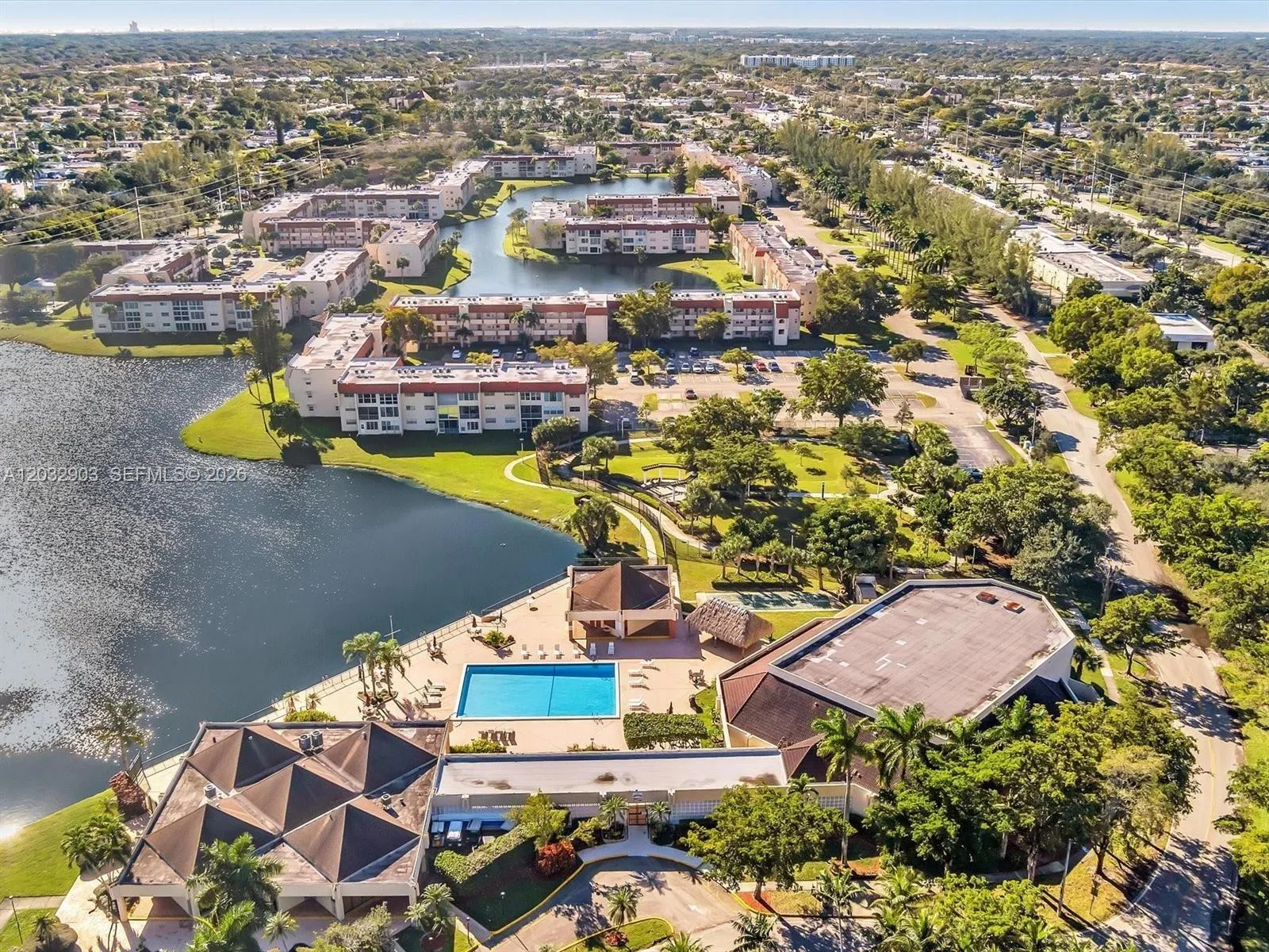 Foto de propiedad en 9041 Sunrise Lakes Boulevard 106, Sunrise, FL 33322 Sunrise con MLS# 