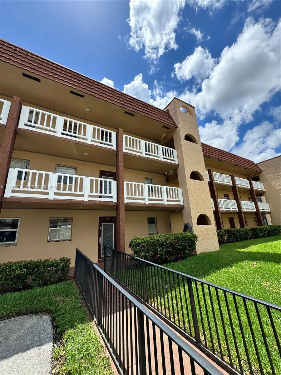Foto de propiedad en 9041 Sunrise Lakes Boulevard 110, Sunrise, FL 33322 Sunrise con MLS# 