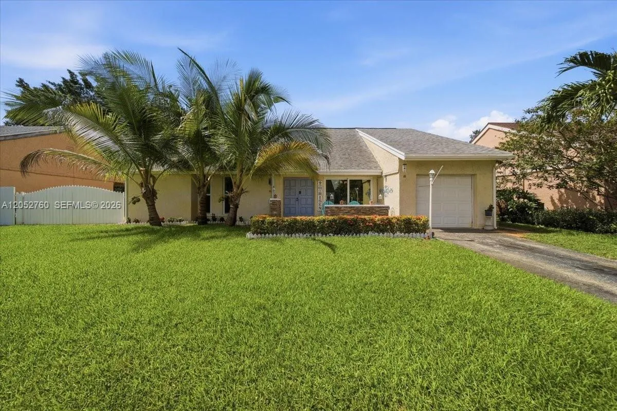 Foto de propiedad en 9050 Crescent Drive, Miramar, FL 33025 Miramar con MLS# 