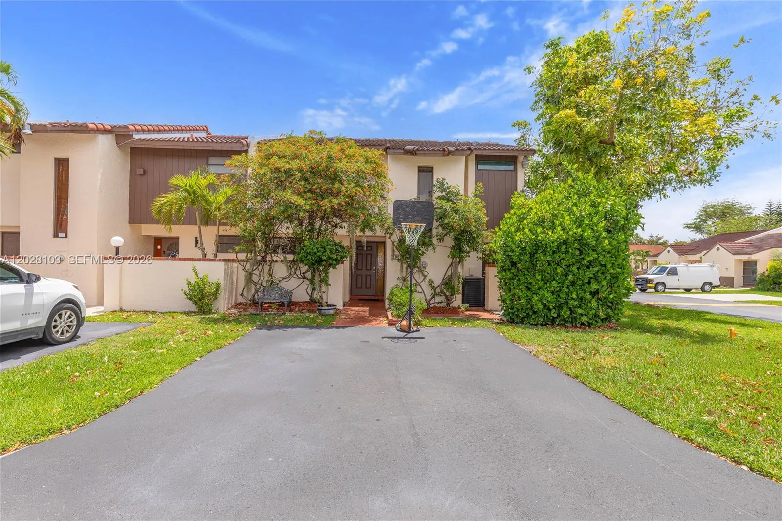 Foto de propiedad en 9055 SW 149th Place, Miami, FL 33196 Miami con MLS# 