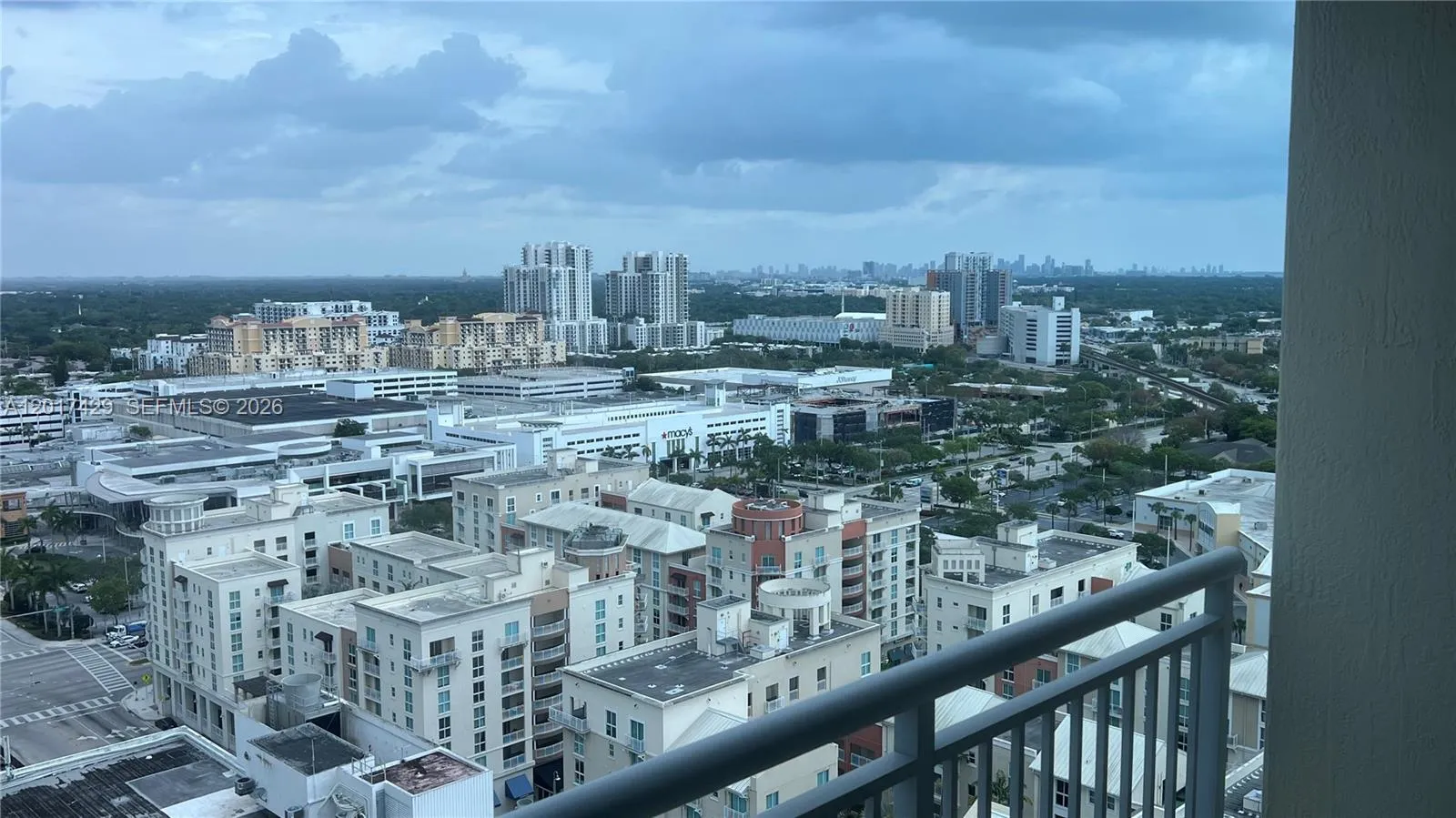 Foto de propiedad en 9055 SW 73rd Court 2007, Miami, FL 33156 Miami con MLS# 