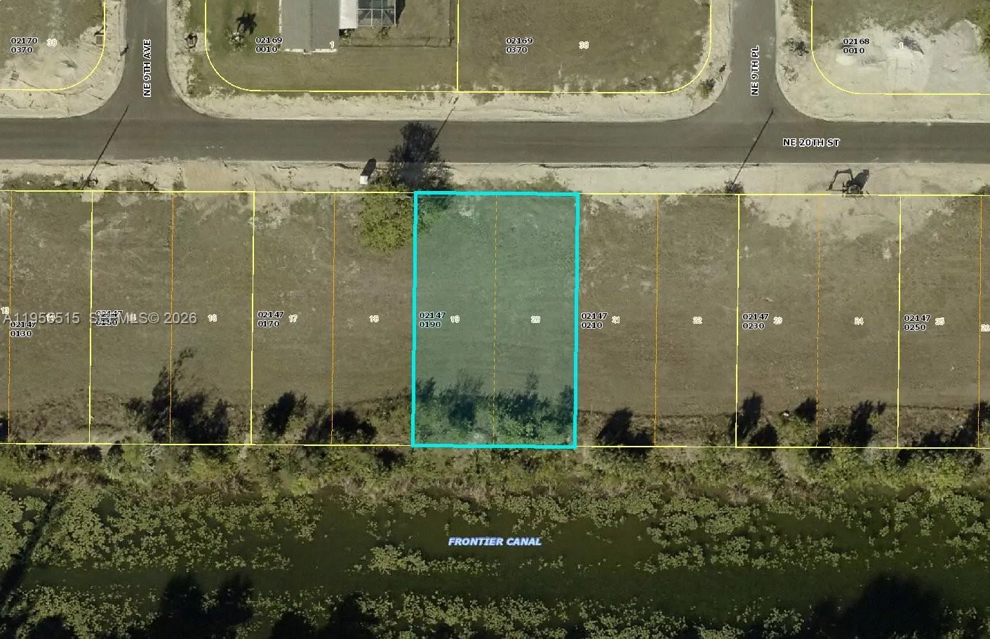 Foto de propiedad en 906 NE 23rd Terrace, Cape Coral, FL 33909 Cape Coral con MLS# 