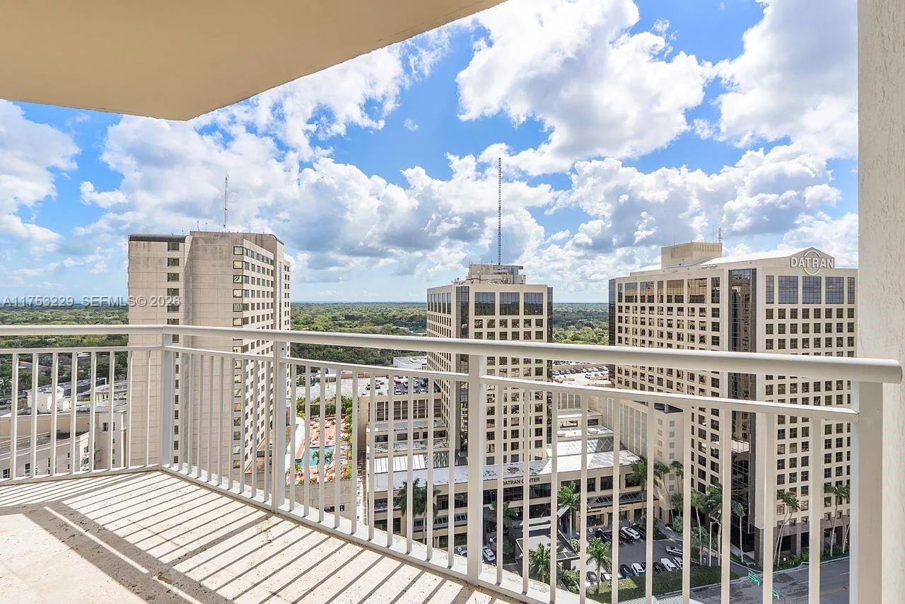 Foto de propiedad en 9066 SW 73rd Court 1904, Miami, FL 33156 Miami con MLS# 