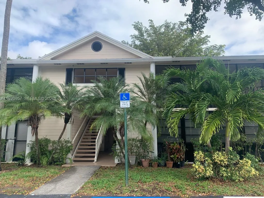 Foto de propiedad en 907 NE 199th Street 204, Miami, FL 33179 Miami con MLS# 