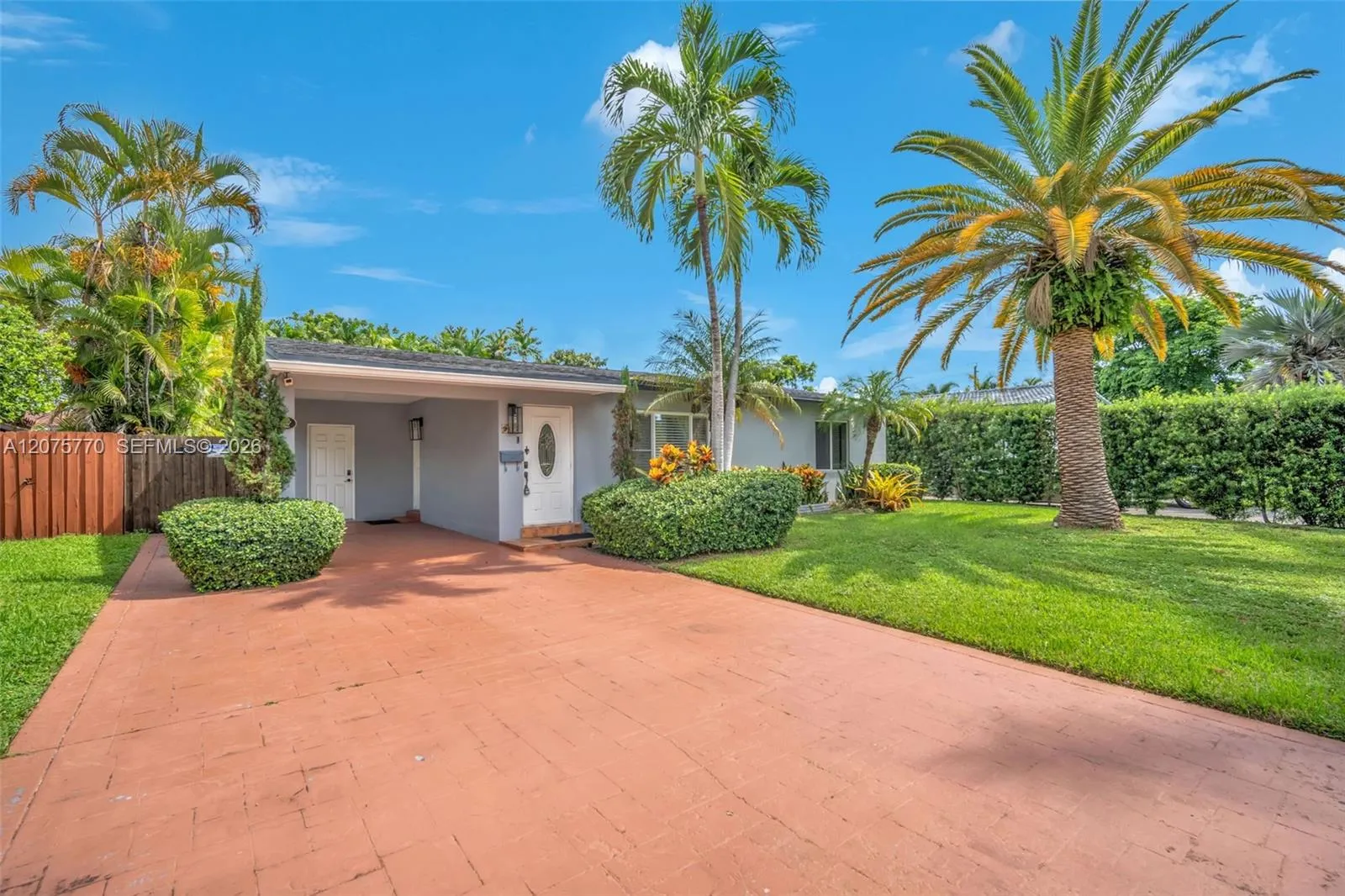 Foto de propiedad en 907 NE 5th Street, Hallandale Beach, FL 33009 Hallandale Beach con MLS# 