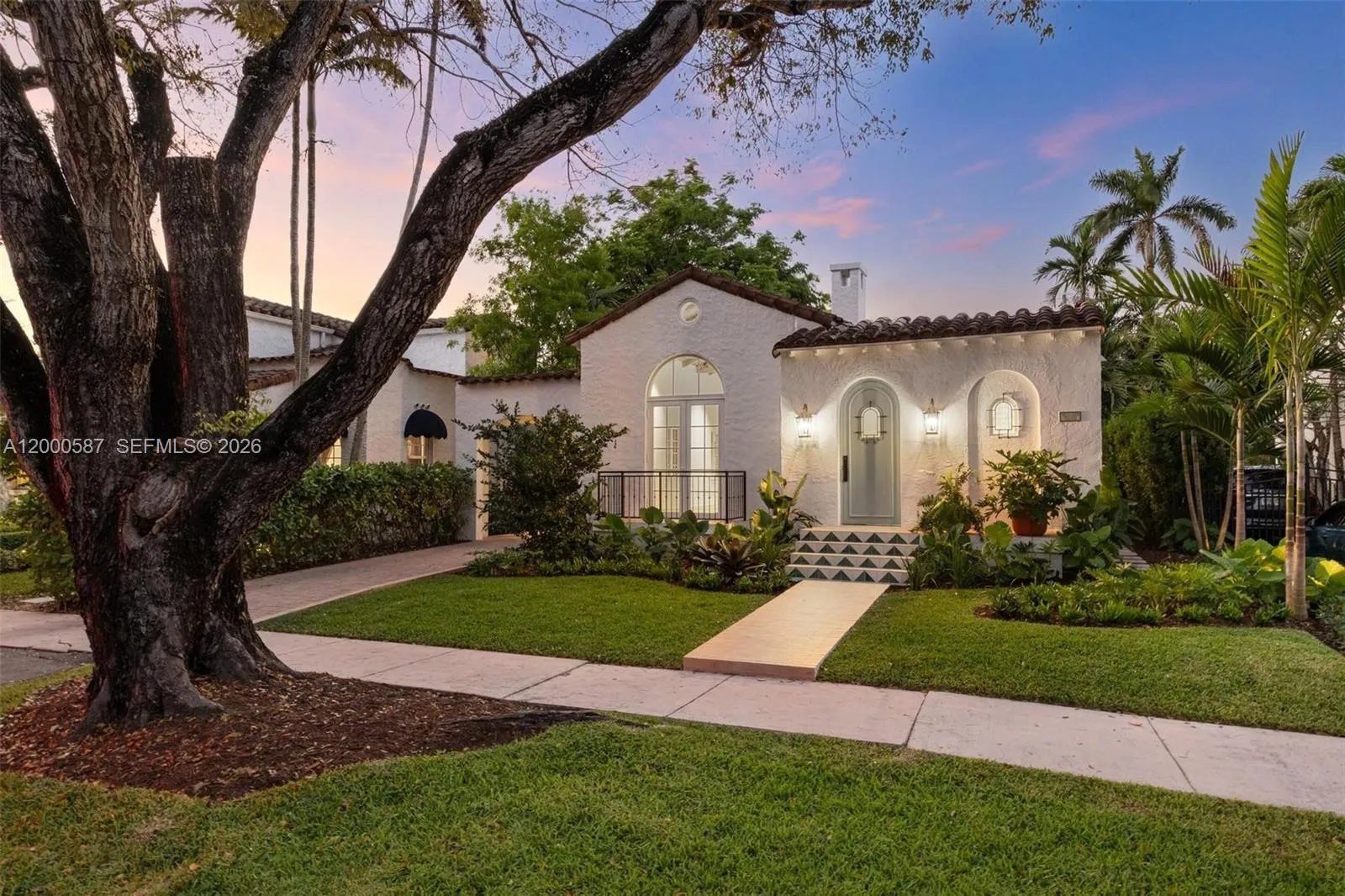 Foto de propiedad en 909 Roderigo Avenue, Coral Gables, FL 33134 Coral Gables con MLS# 