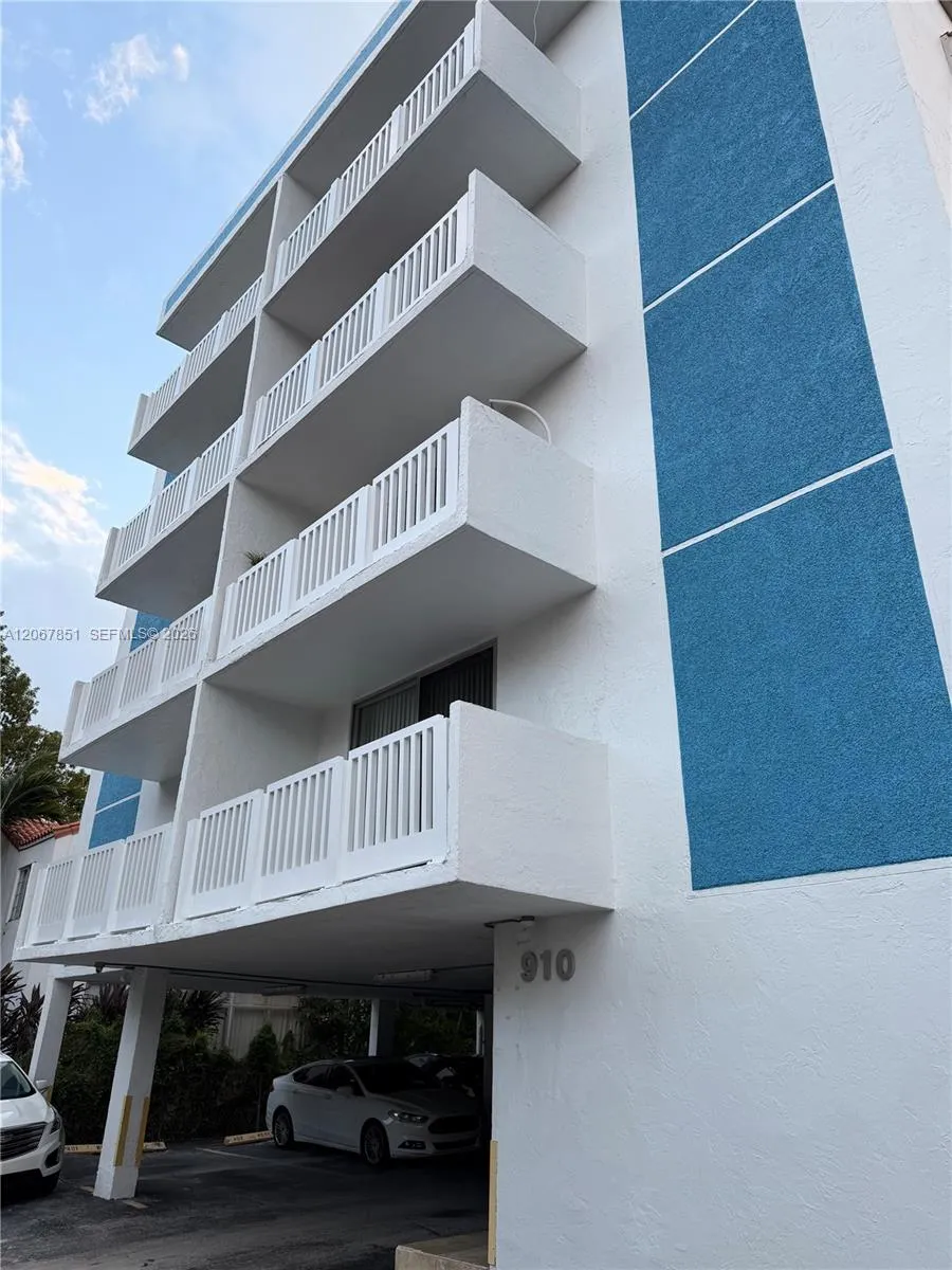 Foto de propiedad en 910 Michigan Avenue 405, Miami Beach, FL 33139 Miami Beach con MLS# 
