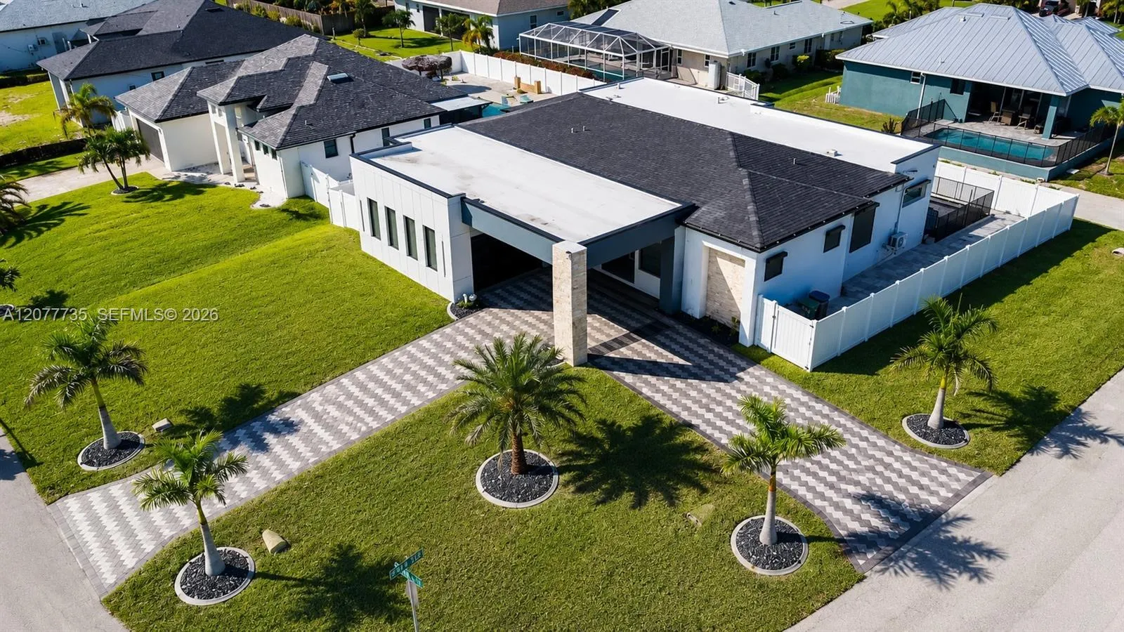 Foto de propiedad en 910 NW 38th Avenue, Cape Coral, FL 33993 Cape Coral con MLS# 
