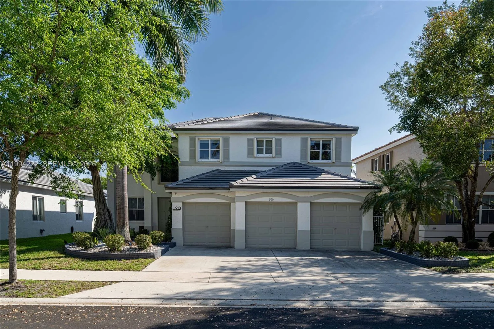 Foto de propiedad en 910 Sunflower Circle, Weston, FL 33327 Weston con MLS# 