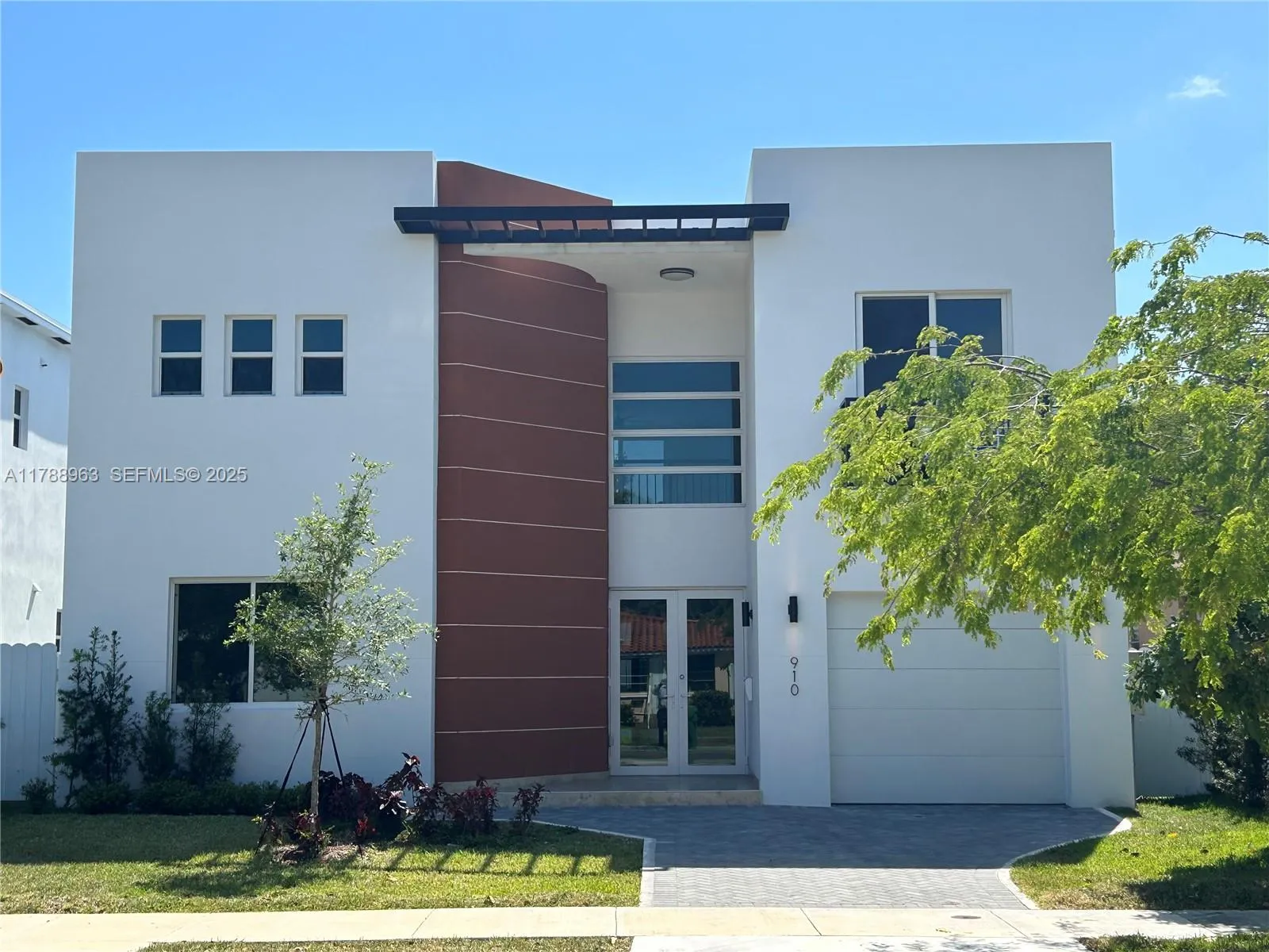 Foto de propiedad en 910 SW 24th Road, Miami, FL 33129 Miami con MLS# 