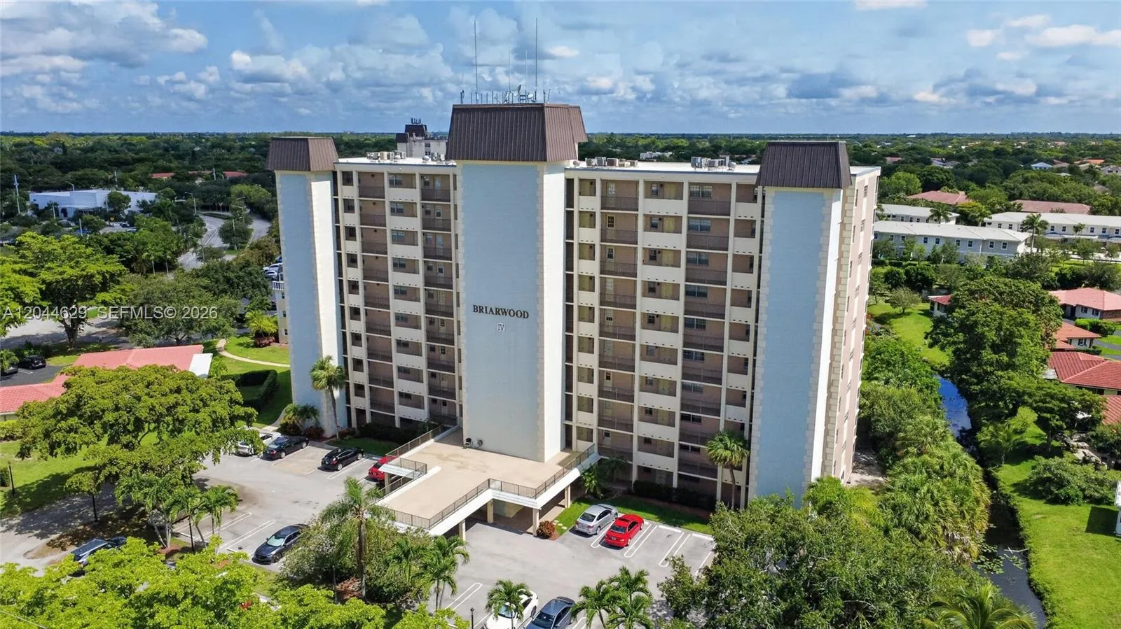 Foto de propiedad en 9101 W Sample Road 306, Coral Springs, FL 33065 Coral Springs con MLS# 